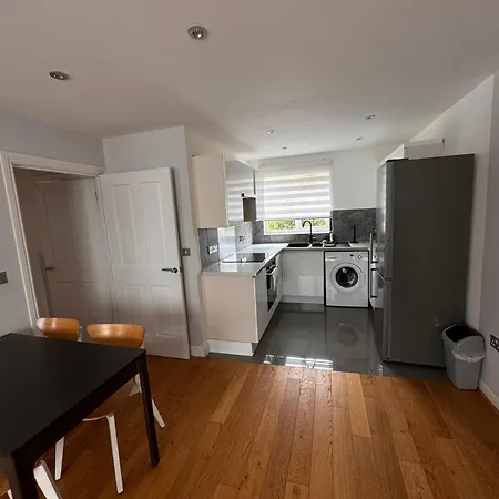 2-Bedroom Flat Walking Distance To Excel London - Perfect Location! Exterior photo