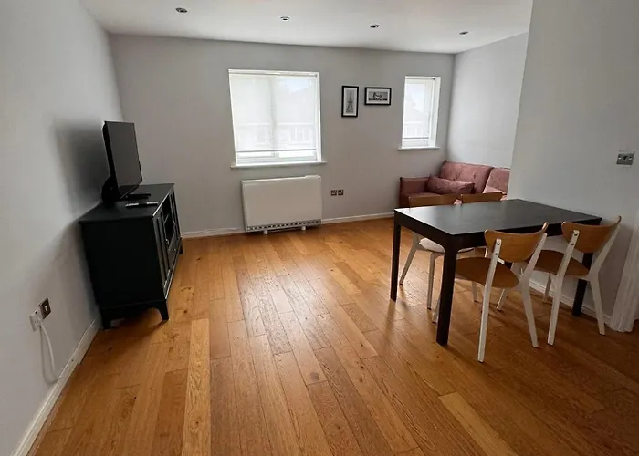 2-Bedroom Flat Walking Distance To Excel London - Perfect Location!